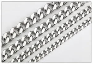 Detail de chaine gourmette en acier inoxydable, disponible en largeur de 6mm a 12mm pour un style varie.