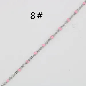 Cadena de acero inoxidable con cuentas esmaltadas rosas, detalle para joyeria DIY.