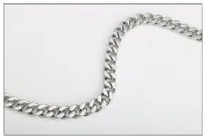 Détail de chaîne gourmette en acier inoxydable, collier ou bandoulière de sac en métal argenté.