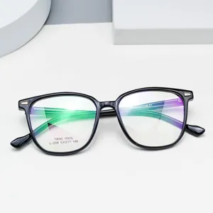 Lunettes anti-lumière bleue TR90 tendance avec monture carrée noire pour look quotidien.
