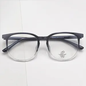 Gros plan sur la monture de lunettes TR90 dégradé noir et transparent, anti-lumière bleue.