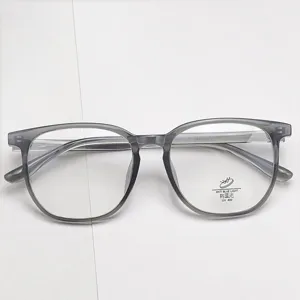 Détail de lunettes à grande monture gris transparent, monture optique TR rétro quotidienne.