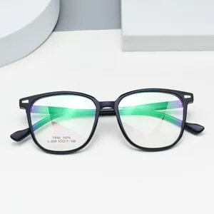 Gros plan de lunettes anti-lumière bleue noires TR90 montrant les marquages précis de monture.