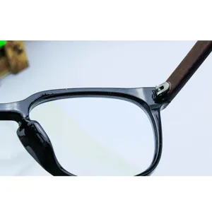 Vue détaillée de monture de lunettes noire TR90 avec charnière de branche effet bois