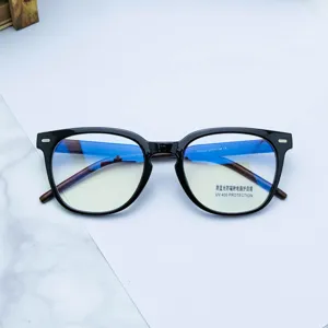 Monture de lunettes noire TR90 avec verres anti-lumiere bleue et branches en bois.