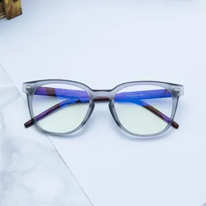 Monture de lunettes TR90 givrée grise avec branches en bois et verres anti-lumière bleue.