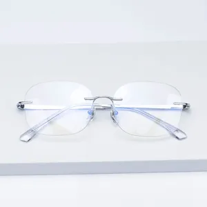 Lunettes de vue sans monture en titane avec verres taillés, élégante grande monture métal.