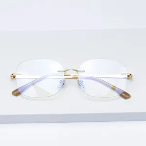 Détail en gros plan de la monture de lunettes sans monture en métal doré élégante et chic.