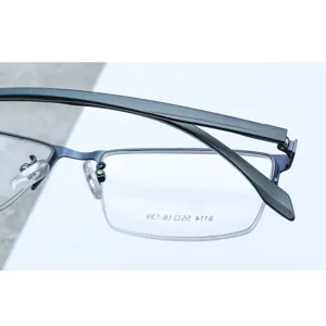 Primo piano dettagliato della montatura per occhiali semi-rimless in metallo con stanghette.