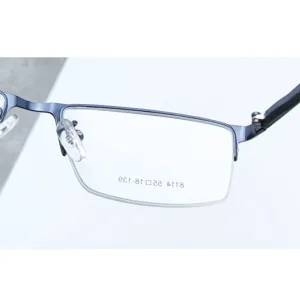Dettaglio della montatura per occhiali da uomo in metallo semicerchiata, stile moderno.