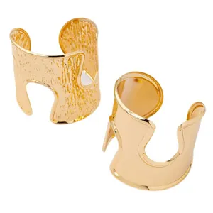 Set di bracciali rigidi a polsino larghi metallici dorati con texture e lisci per donne.