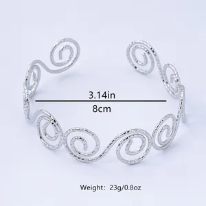 Bracciale aperto da braccio con spirale geometrica, gioiello di moda color argento.