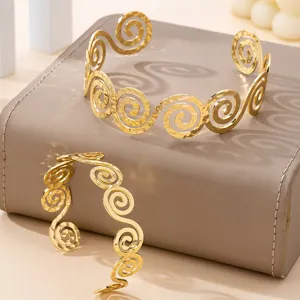 Bracciali a manichetta a spirale geometrica aperti da donna, gioielli alla moda.