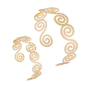 Set di bracciali cuff geometrici dorati con motivo a spirale, gioielli eleganti da donna.