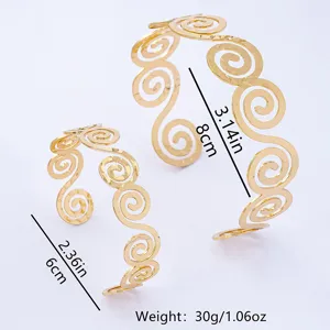 Set di bracciali a polsino a spirale geometrica dorata da donna eleganti e alla moda
