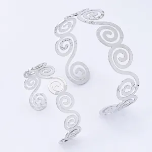 Dettaglio del set bracciali donna a spirale geometrica con design in metallo per stile elegante.