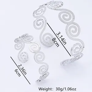 Set di polsini a spirale geometrica argentata, bracciali aperti chic vista dettagli, gioiello.