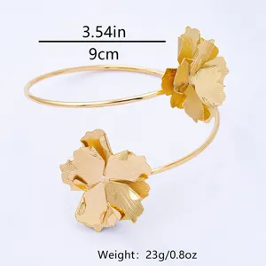 Gouden metalen open armband met dubbel bloemdesign, stijlvolle bovenarm sieraden.