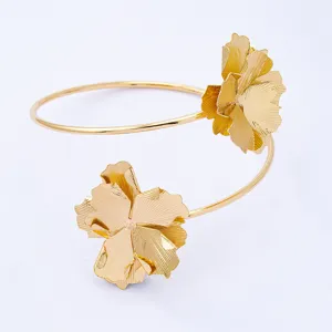Gouden metalen bloem armband armklem, open verstelbare bovenarm bangle voor dames stijlvol.