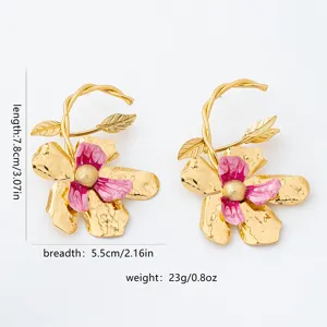 Chique vergulde lange bloem oorbellen met roze emaille voor dames, elegant nis ontwerp.