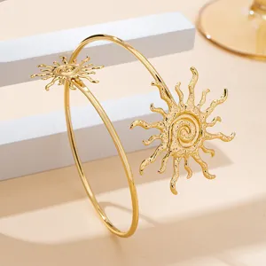 Gouden open armarmband met prachtig zonmotief ontwerp, elegante vintage sieraden.