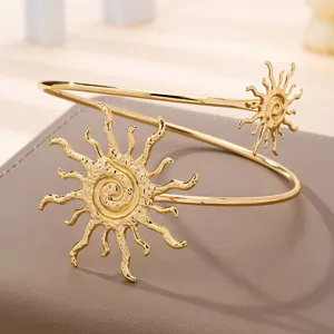 Gouden zon open armband manchet detailopname, stijlvolle vintage metalen sieraden accessoire.
