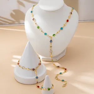Detalle del conjunto de collar y pulsera de diamantes de imitación, joyería elegante dorado