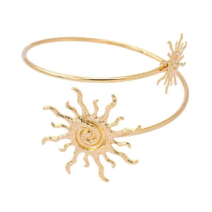 Gedetailleerd overzicht van gouden meerlaagse open armmanchet met prachtig zonnebloem motief.