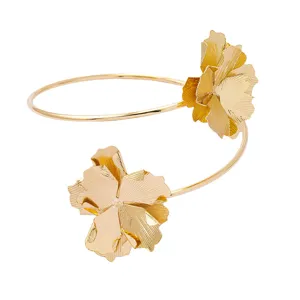 Gouden open armband met dubbele gestructureerde bloem charms voor vrouwen mode.