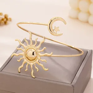 Elegante brazalete dorado con diseño de sol y luna para un estilo moderno y sofisticado.