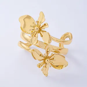 Goldene Blumen Metall Armreif für Damen, elegante offene Wickel Armspange Geschenk.