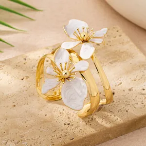 Goldfarbenes Metall weisse Emaillierte Blume Detailansicht, elegante Damen Armreif Accessoire.