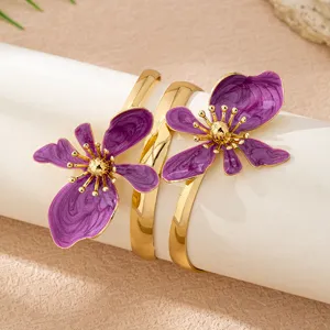 Schickes Metall Blumen Armband Detailansicht, elegante lila Emaillierte goldene Damen Armreif.