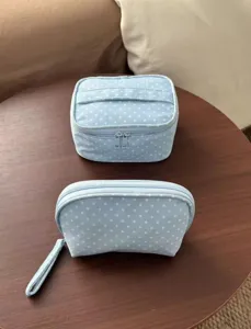 Bolsa cosmética azul claro de lunares vista detallada, organizador de maquillaje portátil para viajes.