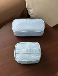 Conjunto de bolsa de cosméticos de lunares azules, organizador de aseo portátil para mujeres.