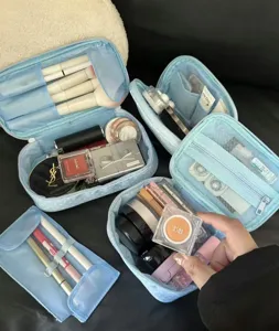 Bonita bolsa de cosméticos de gran capacidad con diseño de lunares, estuche portátil.