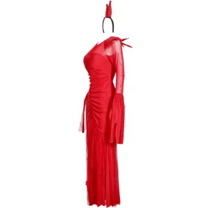 Vista detallada del vestido largo rojo con mangas de tul y la diadema de cuernos.