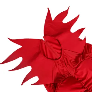 Detalle de disfraz de diablo rojo de Halloween con cuello puntiagudo dramático y cremallera.