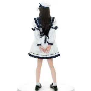 Vue arrière détaillée du costume de cosplay de marin anime japonais en blanc et bleu.
