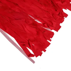 Primer plano de tiras de tela de disfraz rojo y detalles de borlas de tul para accesorio