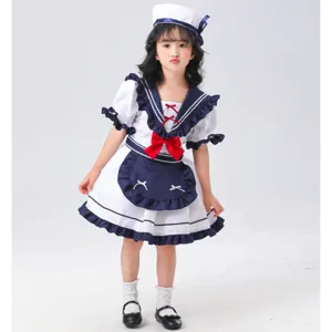 Détail de costume de cosplay de marin japonais mignon, robe bleue et blanche avec chapeau fille.