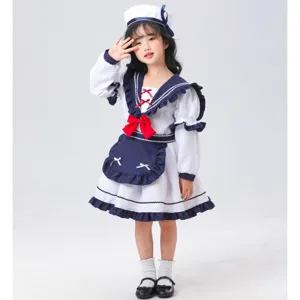 Vue détaillée de la jolie robe de cosplay de marin de la marine pour enfants, coutures fines.