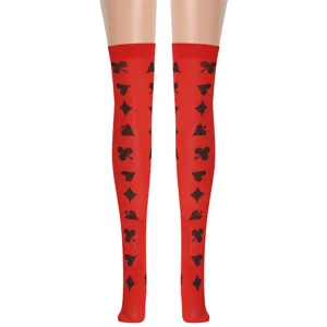Medias altas rojas con estampados de palos de cartas negros, ideales para Halloween y cosplay.