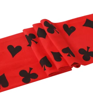 Calcetines largos rojos con motivo de cartas de póquer negras para accesorios de fiesta.