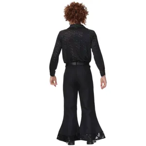 Vue détaillée de la chemise à sequins disco rétro et du pantalon patte d'eph, style années 80.