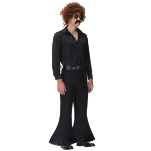 Détails du costume disco rétro des années 80 montrant la chemise à sequins et le pantalon.