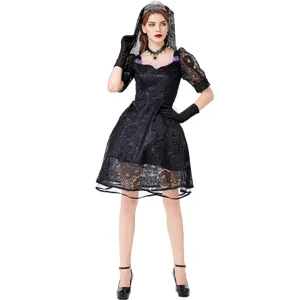 Abito cosplay in pizzo nero gotico per Halloween, completo di velo e accessori vari.