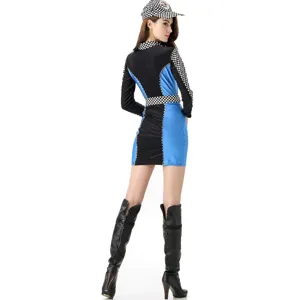 Rückansicht Detail des sexy schwarz-blauen Rennkostüms mit kariertem Hut und hohen Stiefeln.