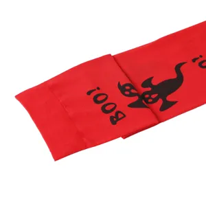 Rote Halloween Overknee Strümpfe mit gruseligem BOO Text und Geist Druck für Kostümpartys.