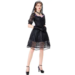 Vista dettagliata del costume da sposa fantasma in pizzo nero con eleganti motivi raffinati.